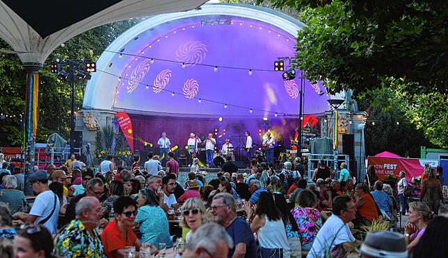(Archivbild) Vor allem lokale und regionale Bands – hier die „Feierware Jazz Band“ – treten beim Stadtgartenfest in der Konzertmuschel auf.