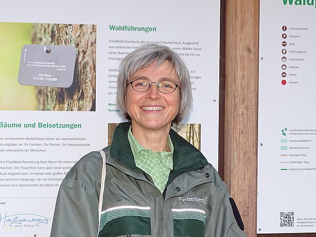 Diplomforstingenieurin Simone Hornstein macht seit elf Jahren Führungen im Friedwald.