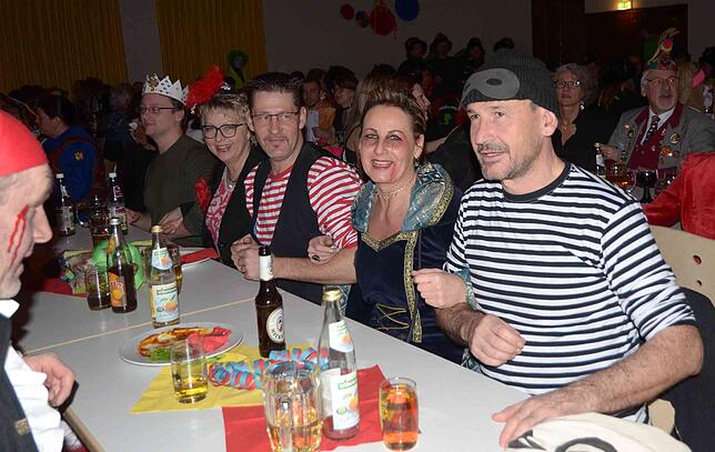 Es darf geschunkelt werden: Das Publikum des "Firlefanz-und-Narrentanz"-Balls in der Stadthalle ging gerne mit beim Programm.