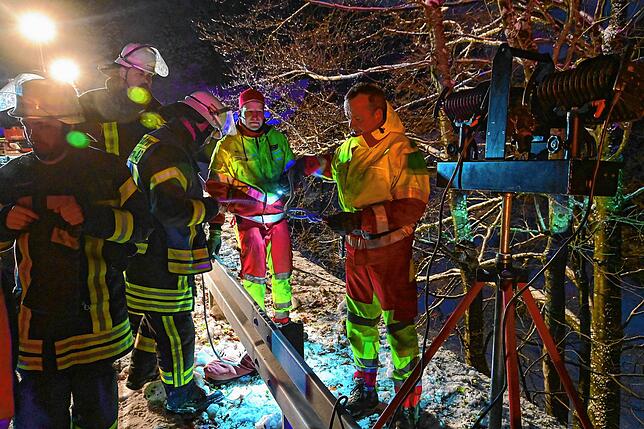 Ein Mitarbeiter des Abschleppunternehmens wird von der Feuerwehr gesichert.