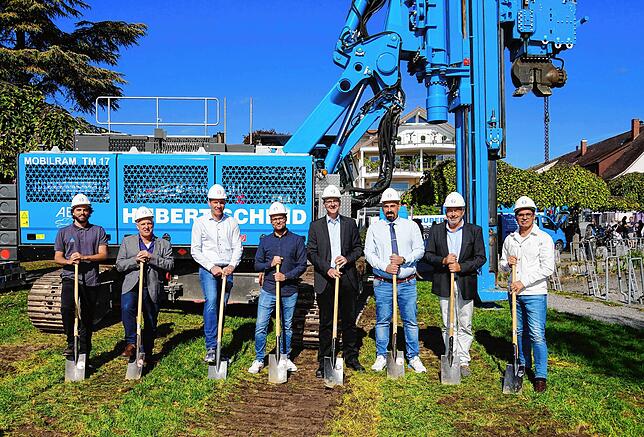Gruppenbild mit Spaten: (von links) Lukas Schneider (Strehl Baustatik), die Bauunternehmer Hubert Schmid und Tobias Zwisler, Dominik ...