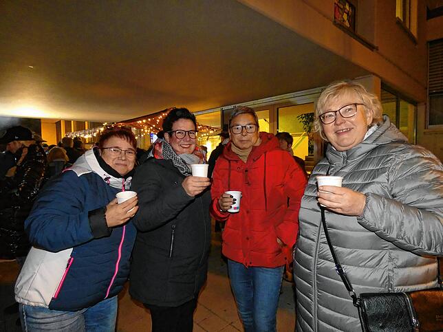 Bild 28: Der Narrenverein feiert mit der Bevölkerung den Beginn der Fasnacht auf dem Rathausplatz
