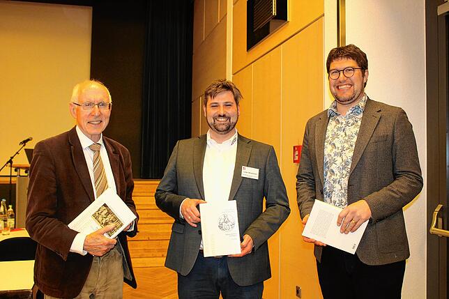Professor Dr. Konrad Krimm, Vorsitzender der Arbeitsgemeinschaft für Geschichtliche Landeskunde am Oberrhein (links) und Johannes ...