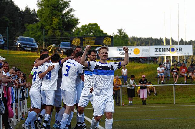 Bild 18: Der FV Tennenbronn gewinnt gegen den FC Öhningen-Gaienhofen. Wir haben die besten Bilder!