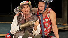 Nur echt mit Aluhut: die Schauspieler Ulrich Matthes (links) als Don Quijote und Wolfram Koch als Sancho Panza.