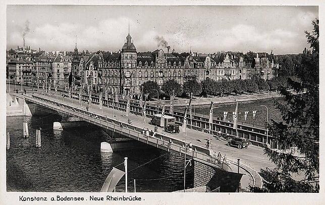 Wo heute die Fahnen der internationalen Besucher von Konstanz hängen, wehten auf der Rheinbrücke in Konstanz einst Hakenkreuz-Flaggen.