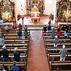 Viel Disziplin bewiesen die Besucher beim ersten öffentlichen Gottesdienst in der Pfarrkirche Waldkirch, der von Pater Hermann-Josef ...