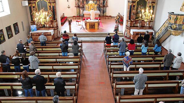 Viel Disziplin bewiesen die Besucher beim ersten öffentlichen Gottesdienst in der Pfarrkirche Waldkirch, der von Pater Hermann-Josef ...