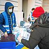 Helfer geben Spenden an Geflüchtete aus der Ukraine aus.