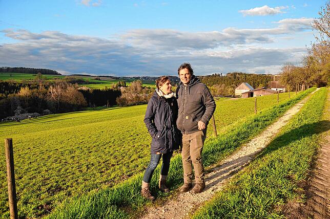 Sie können weiterwirtschaften: Kristin-Marlen und Denis Hahn, im Hintergrund ihr neuer Hof Berenberg bei Stockach.