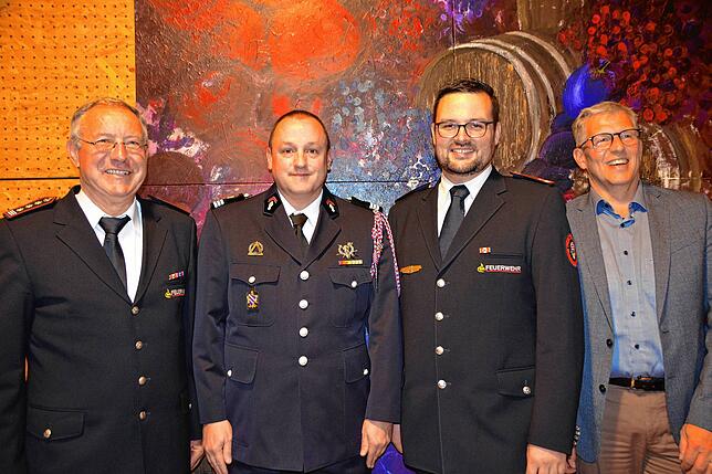 Beim Sturmwachtrunk: (von links) der neue Ehrenkommandant Hartmut Schucker, der Kommandant der französischen Partnerwehr Capitaine ...
