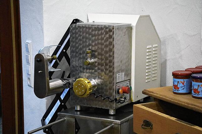 Mit dieser Gastro-Nudelmaschine produzierte Armin Brütsch anfangs Nudeln für Freunde und Bekannte.