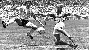 Karl-Heinz Rummenigge (r) im WM-Finale 1986 in Aktion. (Archivbild)