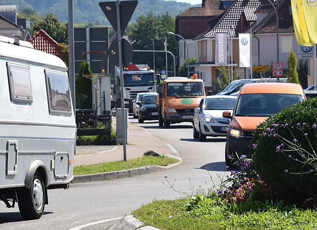 Der Linde-Kreisel mit Blick auf den Stau in der Ludwigshafener Straße (B&nbsp;31-alt).