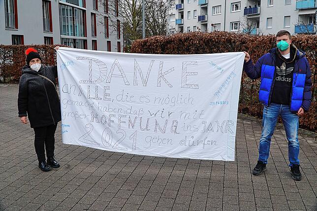 Nein, es waren keine Impfgegner, die sich im Hof des Emil-Sräga-Hauses aufgestellt hatten. Im Gegenteil: „Danke an alle, die es ...