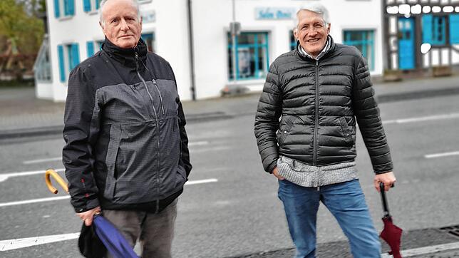 Mit Sven Martin (rechts) und Alexander Gebauer (links) von der Bürgervereinigung Allmannsdorf beim Rundgang durch Allmannsdorf.