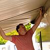 Uwe Hack aus Reutlingen spannt das Sonnensegel vor seinem Wohnwagen auf. Ab Samstag will er auf dem Campingplatz in Maurach endlich in ...