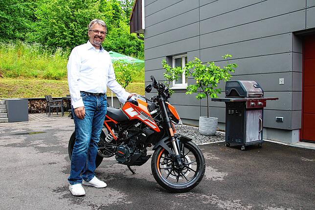 Martin Gruner neben seinem 125er-Motorrad.