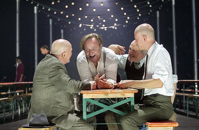 Gute Stimmung am Biertisch: Elmar Roloff (Stadtrat, von links), Klaus Rodewald (Wirt), Boris Burg- staller (Kranz) und Peer Oscar ...
