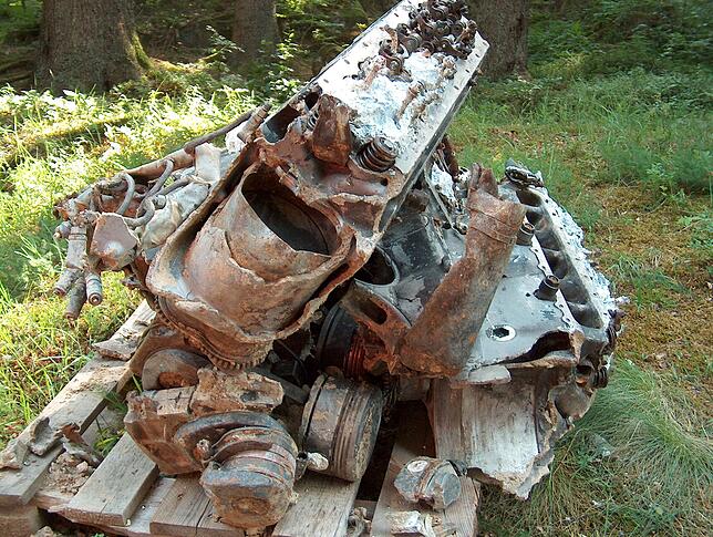 Der zerstörte Motor einer Me 109, die bei Langenordnach, in der Nähe vom Titisee geborgen werden konnte. Ihr Pilot, ein Villinger, ...