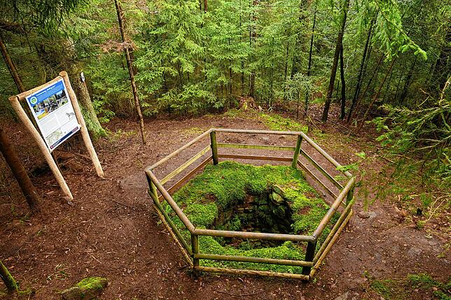 Besonderheit an einem Wanderweg: Die sanierte Wolfsgrube bei Neubulach im Nordschwarzwald. Sie ist sauber mit Kalkstein ausgekleidet.