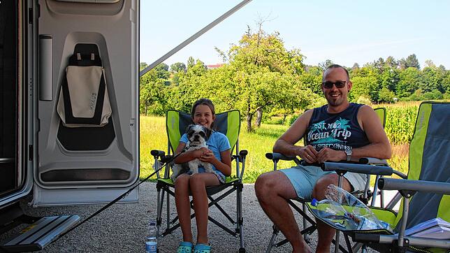 Matthias Fischer und Tochter Stina entspannen auf dem Campingplatz in der Kurt-Hahn-Straße in Überlingen. Mama Christin und die zweite ...
