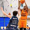 Macht die fehlenden Zentimeter mit einer exzellenten Wurftechnik wett: Panthers-Neuzugang Chris Frazier (am Ball), hier beim ersten ...