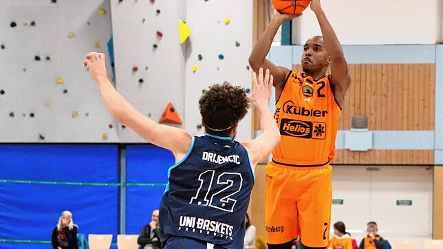 Macht die fehlenden Zentimeter mit einer exzellenten Wurftechnik wett: Panthers-Neuzugang Chris Frazier (am Ball), hier beim ersten ...