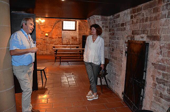 Kunsthistoriker Ulrich Knapp und Schlossverwalterin Birgit Rückert stehen im Keller der Prälatur an einer niedrigen Tür. Hinter dieser ...