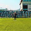 Ein junger spanischer Fußballprofi zeigt, wo es lang geht. Das Bild zeigt Jordi Quantillà und die jungen Kicker bei einem Trainingscamp ...
