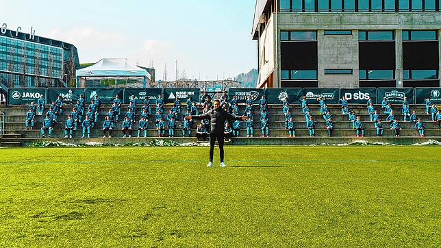 Ein junger spanischer Fußballprofi zeigt, wo es lang geht. Das Bild zeigt Jordi Quantillà und die jungen Kicker bei einem Trainingscamp ...