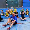 Handballtrainer Jörg Zimmermann (Mitte) bei einer Einheit mit der E-Jugend der DJK Singen. In der Münchried-Halle wird es oft im ...