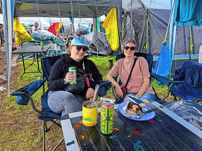 Tamara und Monique aus Balingen lassen es morgens bei Ananas und Kuchen langsam angehen.