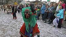 Beim großen Narrentreffen am Sonntag in Schwerzen feiern wieder tausende Narren und Fasnachtsfreunde ausgelassen.
