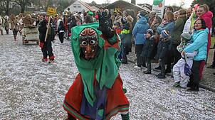 Beim großen Narrentreffen am Sonntag in Schwerzen feiern wieder tausende Narren und Fasnachtsfreunde ausgelassen.