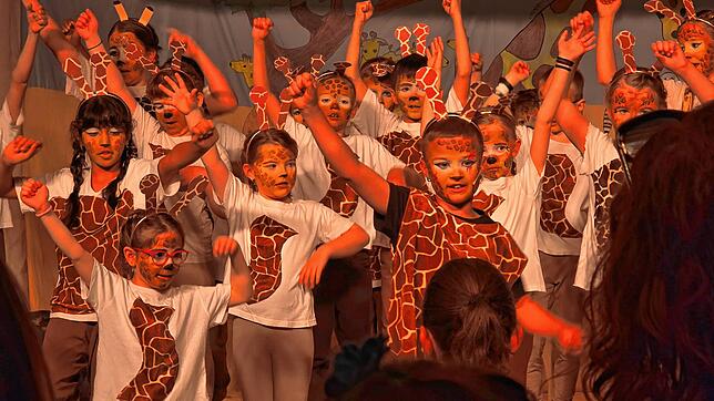 Die Schüler sind für ihr Musical als Tiere verkleidet und machen begeistert bei den Liedern mit. Foto: Josef-Anton-Sickinger-Grundschule