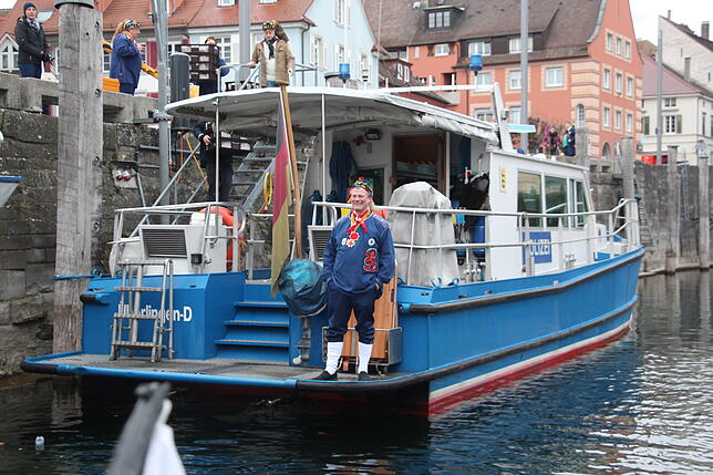 Fünfe Küchlinfahrt der Überlinger Narrenzunft von Überlingen auf die Mainau. Narrenvater Thomas Pross auf dem Polizeiboot, das die Fahrt ...