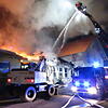 Großbrand in Geisingen: Mit einem Bagger wird das Dach neben den beiden Wohnhäusern eingerissen, um die Gebäude vor dem Übergreifen der ...