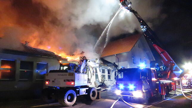 Großbrand in Geisingen: Mit einem Bagger wird das Dach neben den beiden Wohnhäusern eingerissen, um die Gebäude vor dem Übergreifen der ...