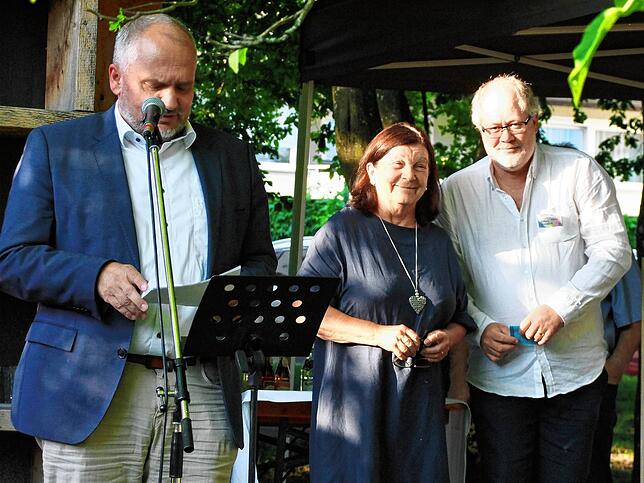 Oberbürgermeister Martin Staab (links) würdigte das Engagement der Nachbarschaftshilfe. Maria Hensler (Vorsitzende der ...
