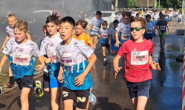 Bild 1: Mehr als 2500 beim Trompeterlauf – das sind die Bilder