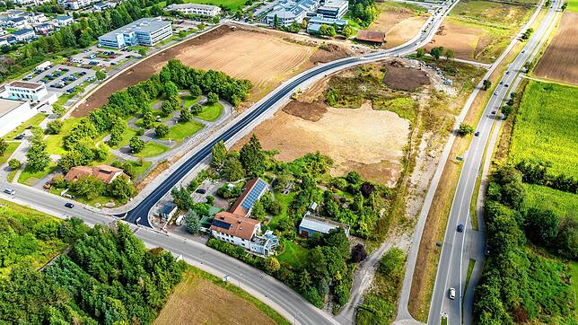 Blick von oben auf die künftigen Gewerbebereiche zwischen Villingen und Schwenningen. Der Blick geht von der Europaallee und dem ...