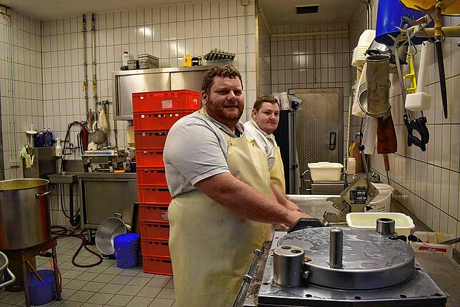 Dorfmetzger Dominik Bröcheler (links) verarbeitet das geschlachtete Schwein im Gemeindehaus Obermettingen, wo er dafür einen Raum und ...