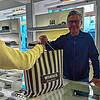 Karlheinz Renz übergibt einem Kunden eine gepackte Einkaufstasche. Zum Black Friday gibt es besondere Angebote.
