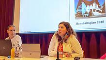 Kämmerin Heike Sonntag (rechts) stellte im Gemeinderat den korrigierten Haushalt vor. Bürgermeisterin Jacqueline Alberti (links) ...