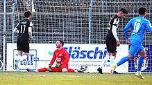 Der erste Rückschlag der Partie. FC 08-Torhüter Marius Kaiser enttäuscht am Boden nach dem 0:1 der Walldorfer. Foto: Müller