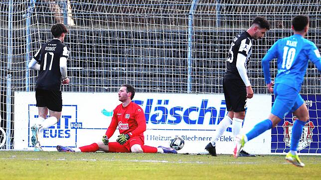 Der erste Rückschlag der Partie. FC 08-Torhüter Marius Kaiser enttäuscht am Boden nach dem 0:1 der Walldorfer. Foto: Müller