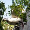 Die Trümmer eines Flugzeugs ragen aus einem Gebäude, nachdem es in der nordwestlichen Stadt Ahmedabad im indischen Bundesstaat Gujarat ...