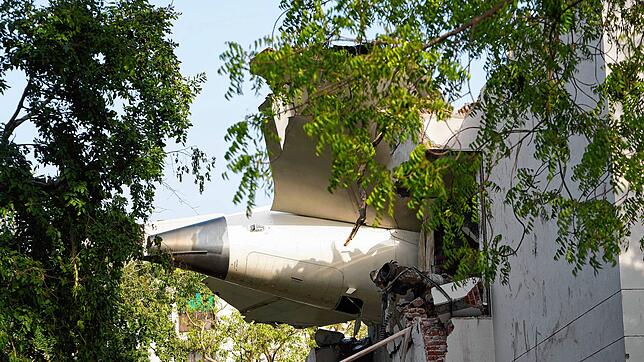 Die Trümmer eines Flugzeugs ragen aus einem Gebäude, nachdem es in der nordwestlichen Stadt Ahmedabad im indischen Bundesstaat Gujarat ...