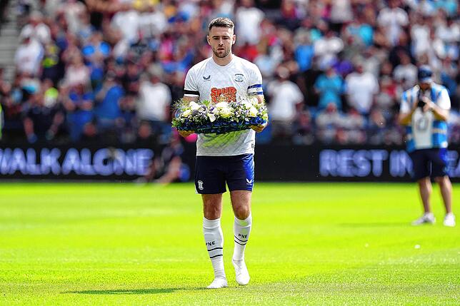 Ben Whiteman von Preston North End legt vor dem Freundschaftsspiel der Saisonvorbereitung im Deepdale Stadium in Preston Blumen zum ...
